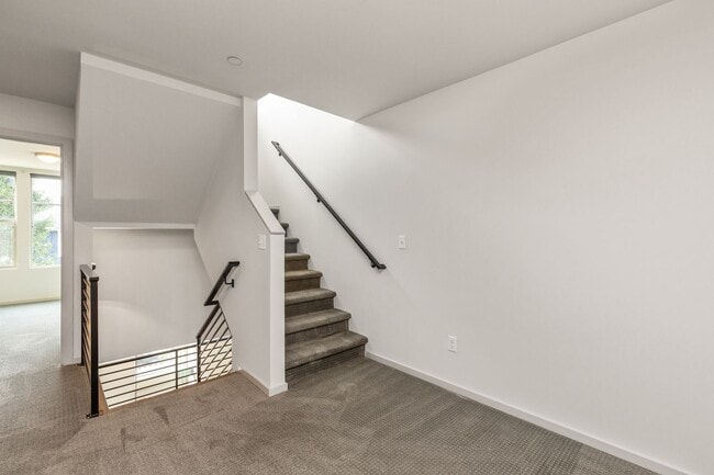 Building Photo - Stylish 3 BR/ 2/5 BA townhouse in Seattle