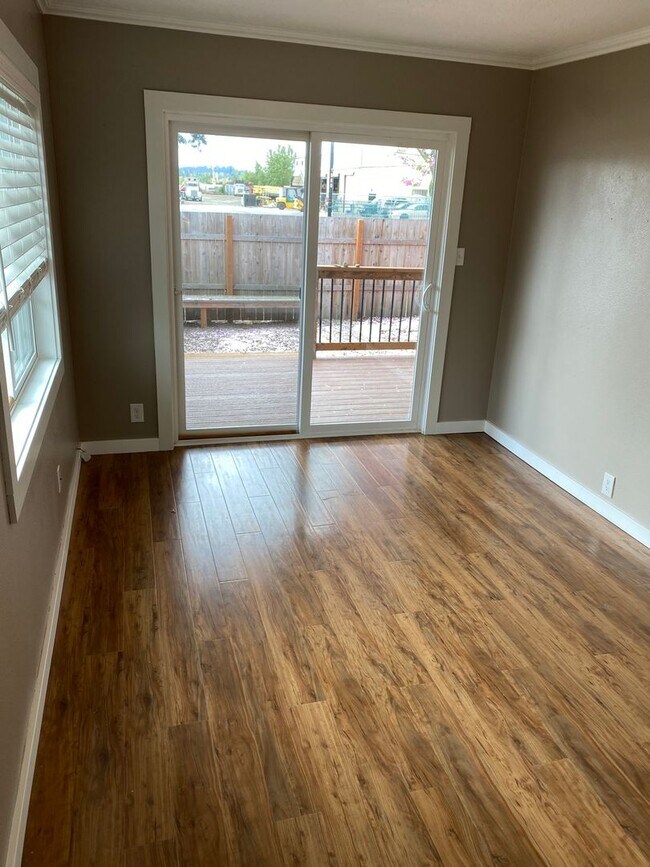 Building Photo - 20th St SE Duplex