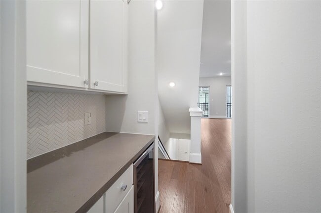 Building Photo - 1268 N Post Oak Rd