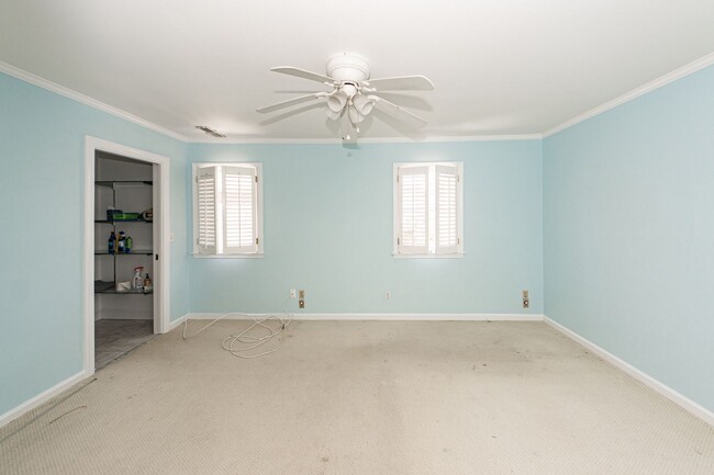 Building Photo - 4 Bedroom 3.5 Bath Townhome in Harleston V...