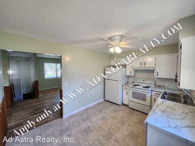 Building Photo - 2 br, 1.5 bath House - 3014 N 155th Ter.,