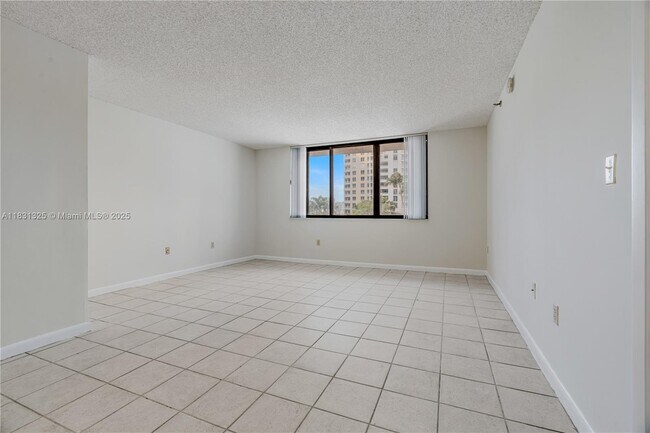 Building Photo - 540 Brickell Key Dr