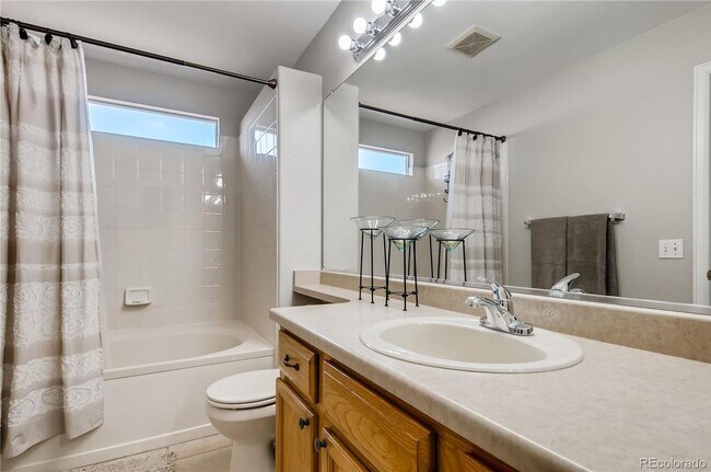 Building Photo - Beautiful 4 bedroom 3.5 bathroom single fa...