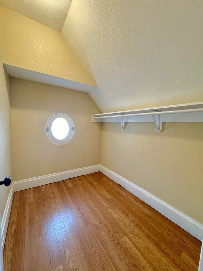 Building Photo - 6 Bedroom on Campus