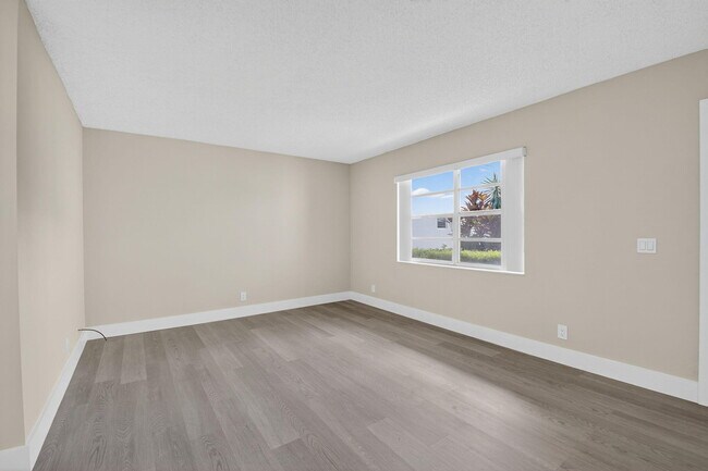 Building Photo - 538 Normandy Ln