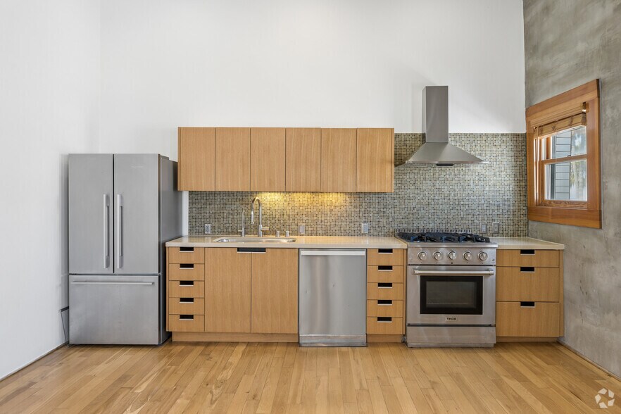 1BR, 1BA - 1000SF - Kitchen - Venice Beach Art Lofts
