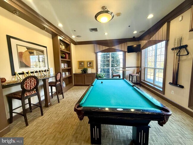 Building Photo - 4852 Eisenhower Ave