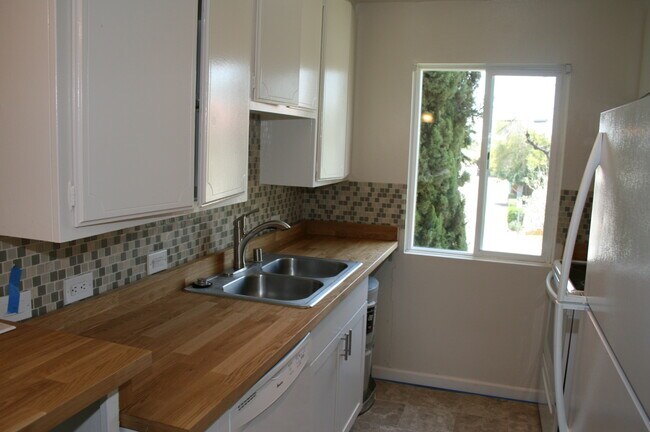 Building Photo - 400 N Acacia Ave