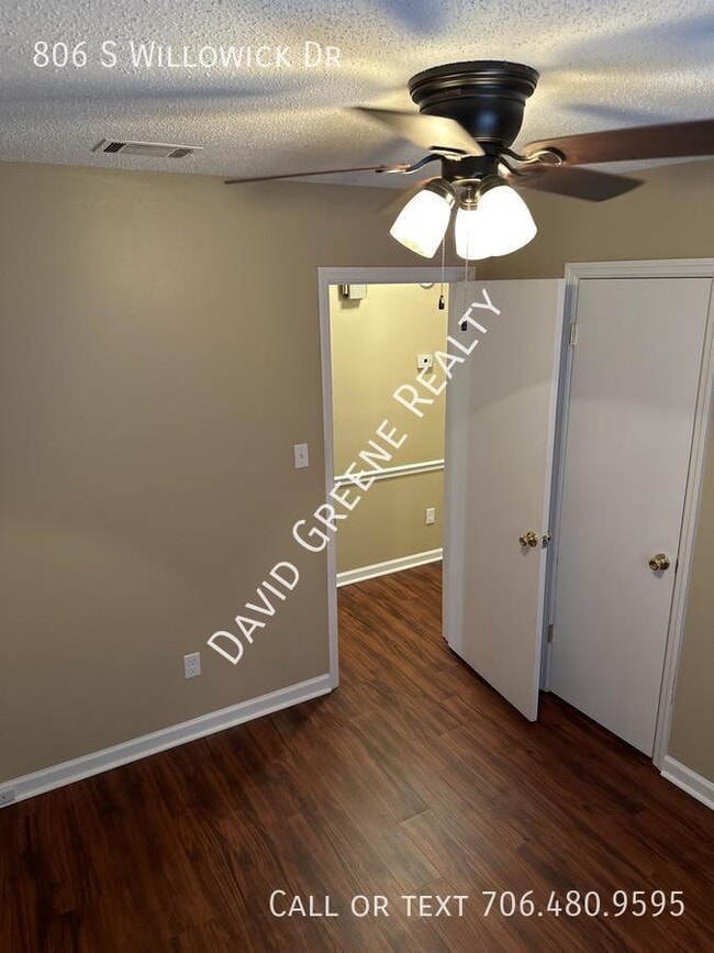 Building Photo - 806 S Willowick Dr