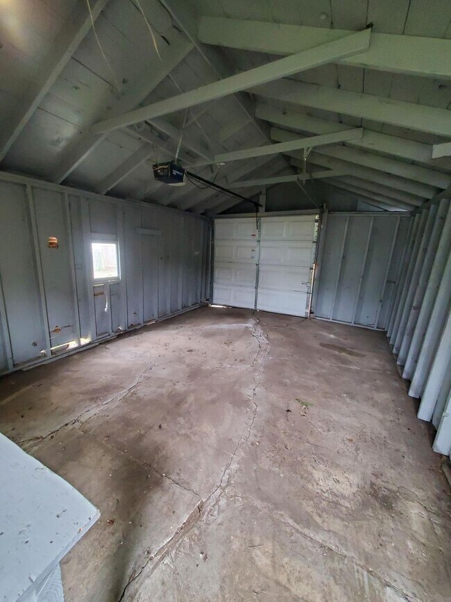 Building Photo - Free standing home just 2 blocks from Central and Mclean