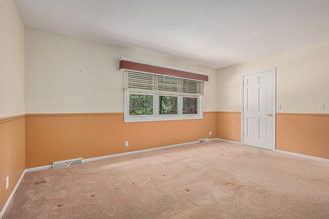 Building Photo - 3310 Lake Dr