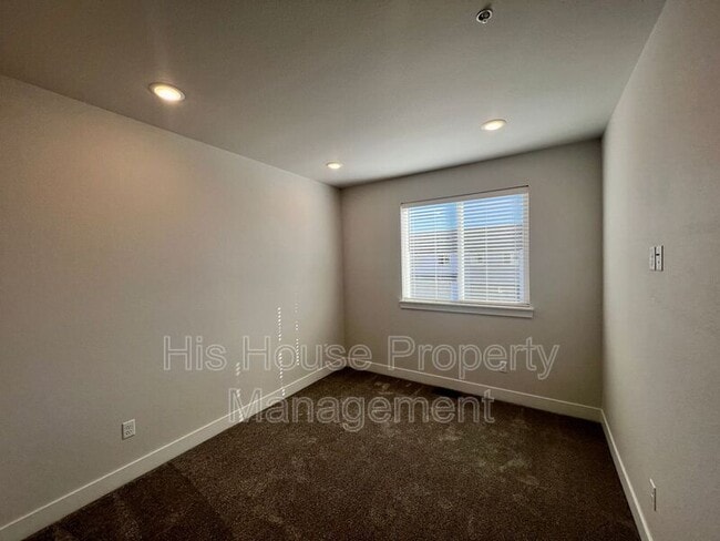 Building Photo - 4125 24th Street Rd