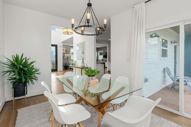 Building Photo - Stunning Rental In Charlotte Parkside