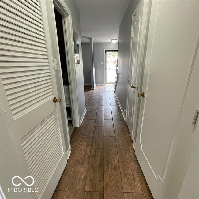 Building Photo - 1155 Canterbury Square S