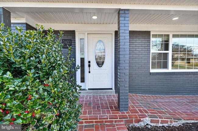 Building Photo - 2403 Kingsway Rd