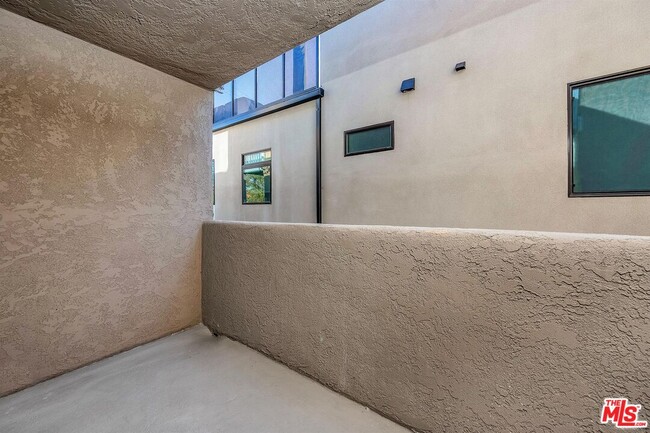 Building Photo - 466 S Venice Blvd