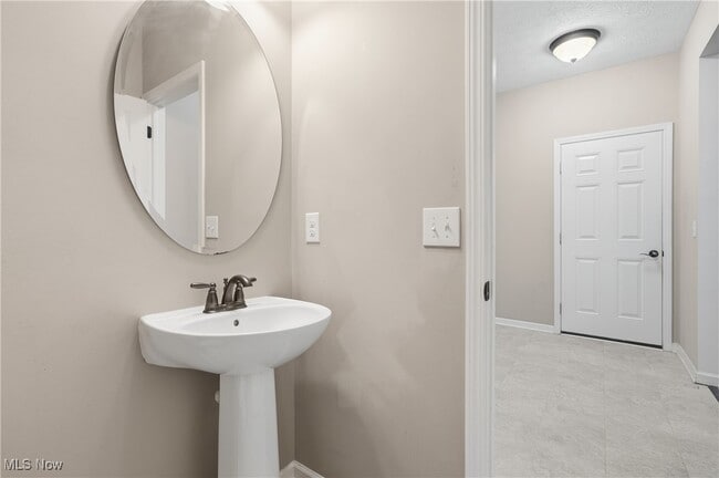 Building Photo - 12120 Edgehill Oval