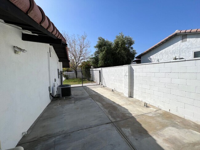 Building Photo - 590 W Pico Rd