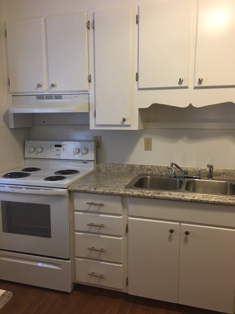 Kitchen - Oaks Country Club Apartments