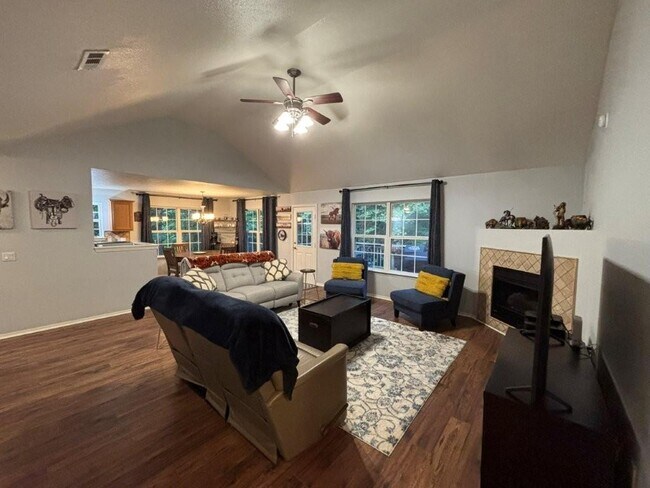 Building Photo - 6 Hart Ln