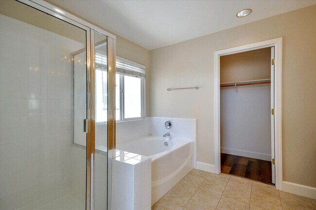 Building Photo - OPEN & SPACIOUS, 4 BEDROOM, 3 BATH 2 STORY...