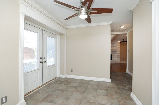 Building Photo - 722 Crossroads Dr