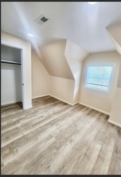Building Photo - 3555 Lossing St