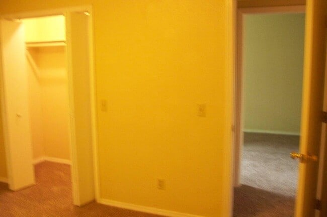 Building Photo - 827 Russell Cir