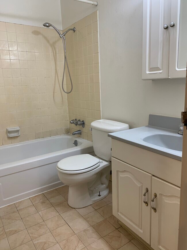 Building Photo - 455 Crescent St