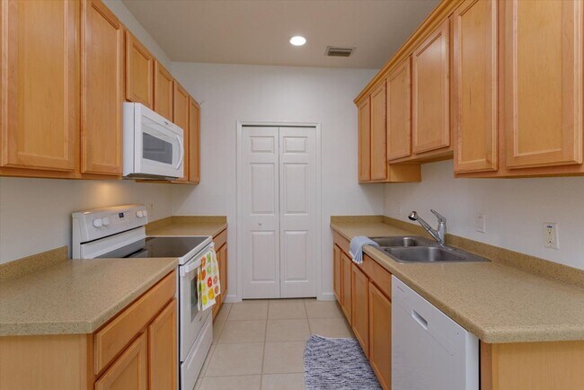 Building Photo - Baldwin Park 2/2 Condo, *Ground Floor* Attached Garage with Enders Park Views! Available June 2026