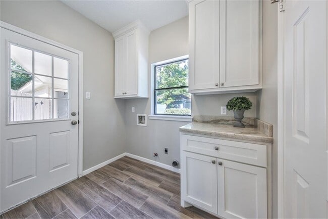 Building Photo - 10 Silent Brook Pl