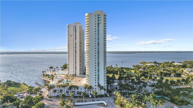 Building Photo - 3000 Oasis Grand Blvd