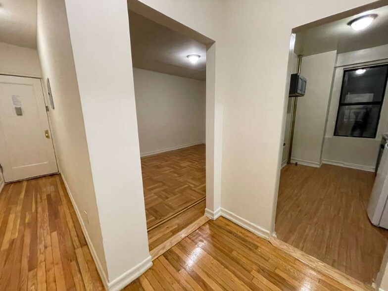 Building Photo - 3210 Kingsbridge Ave