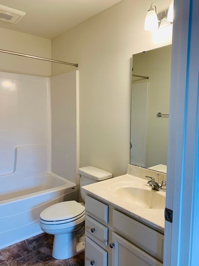 second bath - 290 Hamilton Ave NW