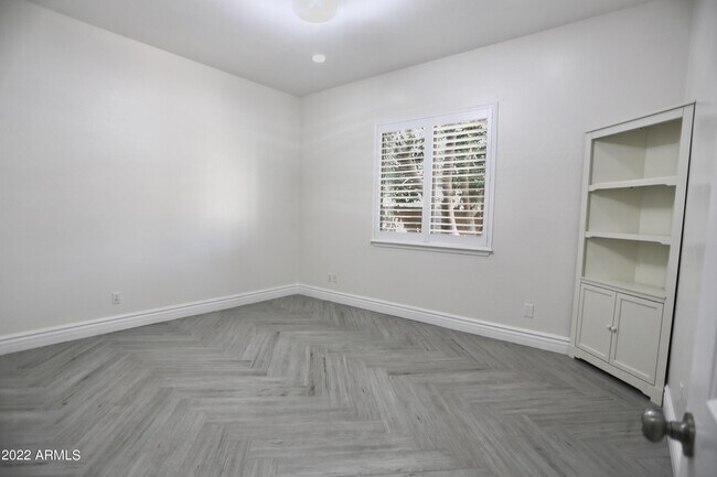 Building Photo - 1084 W Enfield Pl