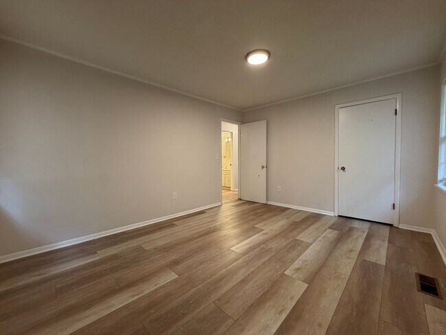 Building Photo - Large 4/2 with finished basement/bonus room- $1,895