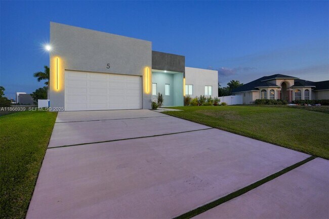 Building Photo - 5 SW 26th Pl