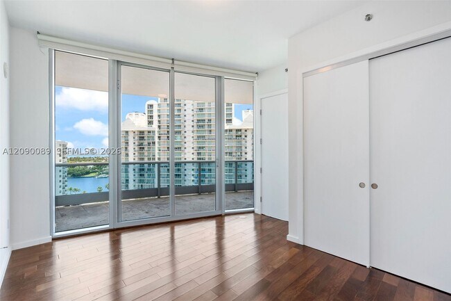 Building Photo - 5959 Collins Ave