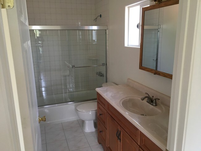 Building Photo - 923 Royal Oaks Dr