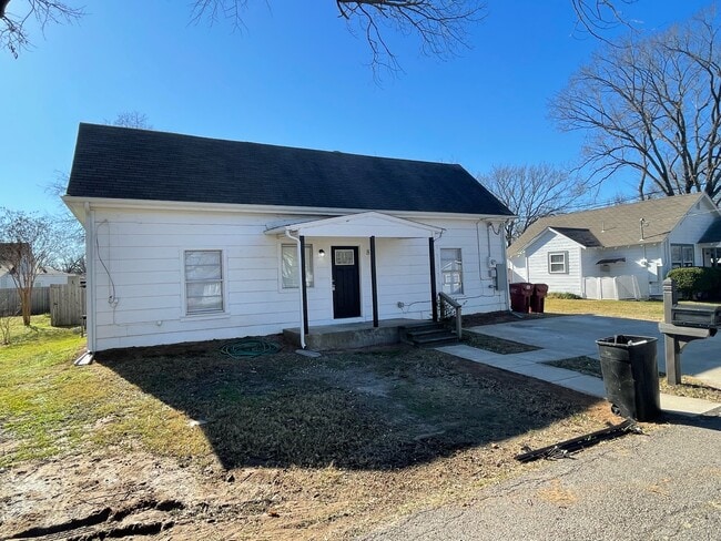 Building Photo - 810 Seven Oaks Rd