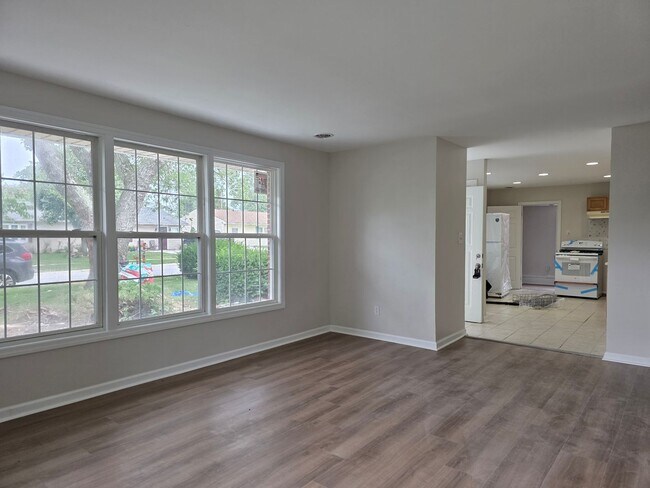 Building Photo - 127 Kenmar Dr