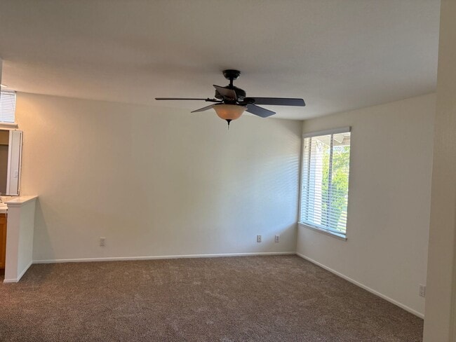 Building Photo - Spacious 5 bedroom 2 1/2 bathroom Westpark...