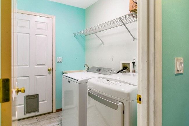 Building Photo - 5 Bed 2.5 Bath Spacious House For Rent In Poulsbo!!!