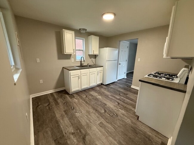 Building Photo - 205 Charleston Dr