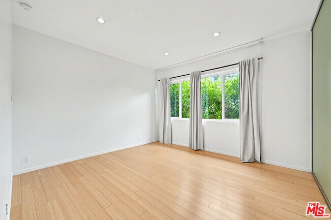 Building Photo - 9512 Duxbury Ln
