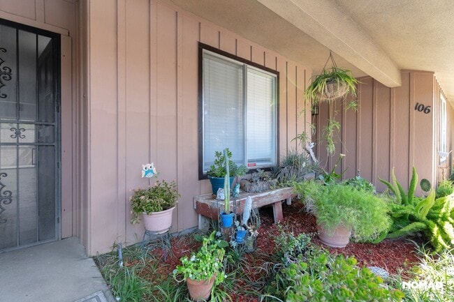 Building Photo - Charming 2BR Condo in Fresno