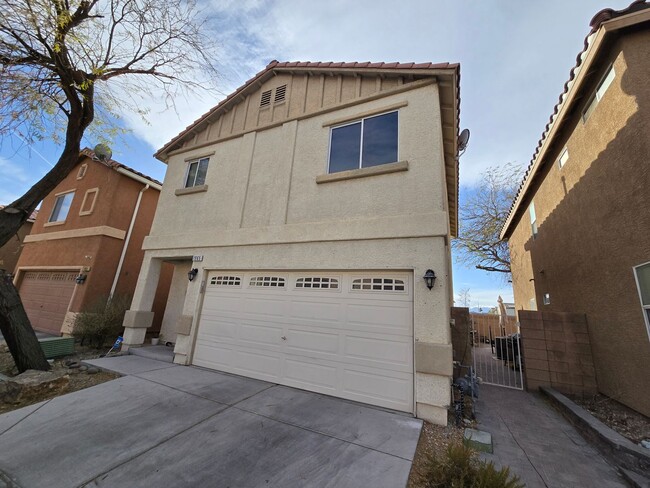 Primary Photo - Charming Two-Story Townhouse in North Las ...