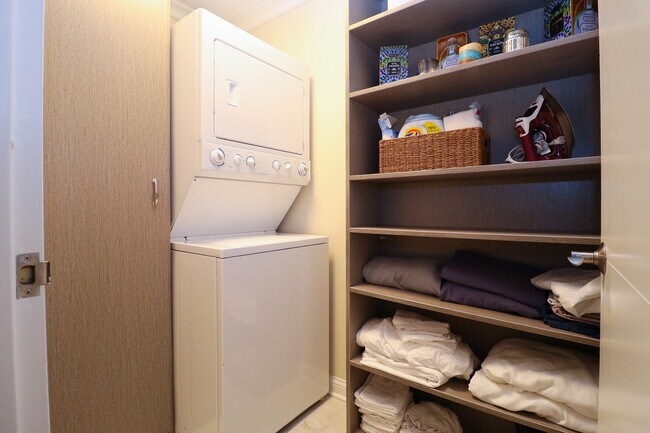 Building Photo - 360 E Randolph St