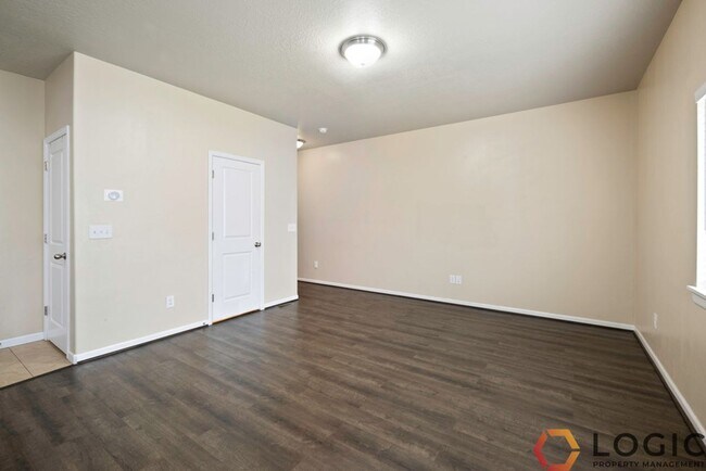 Building Photo - Beautiful Townhome in Midvale!