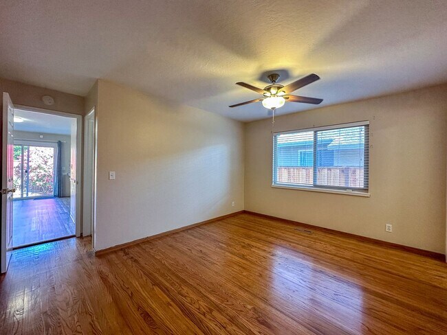 Building Photo - 1727 Coralee Dr